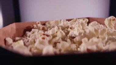 Sinema ve eğlence, sinema salonunda patlamış mısır kutusu TV şovu, yayın ve film endüstrisi üretimi için. Yüksek kalite 4k görüntü