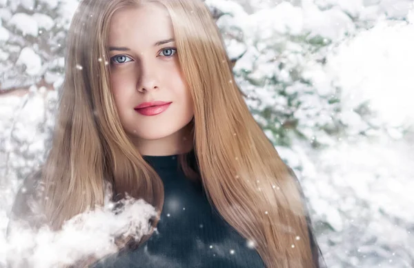 冬季美丽 圣诞佳节快乐 美丽的女人有着长长的发型 在雪地的森林里有着自然的妆容 雪地的雪地设计成了圣诞节 新年和节日生活方式的肖像 — 图库照片