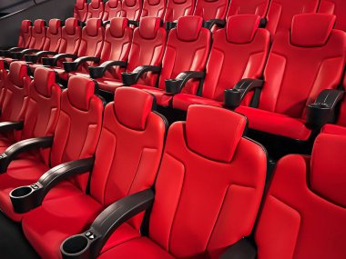 Sinema ve eğlence, televizyon şovu için boş kırmızı sinema koltukları ve film endüstrisi markalaşması