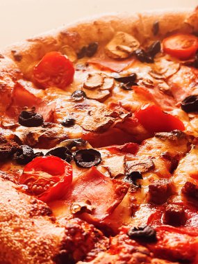 Pizzacıda pizza kapriciosa, yiyecek arka planı yakın plan.