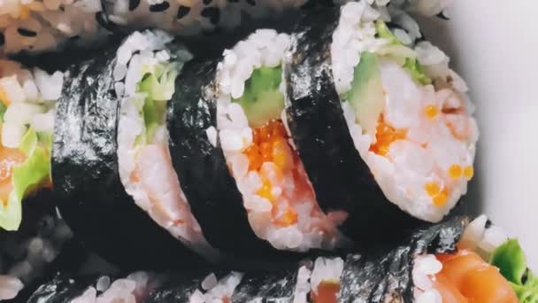 食事と食事 レストランでの日本の寿司 ランチやディナーの食事としてのアジア料理 おいしいレシピのアイデア — ストック動画