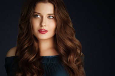 Güzellik, makyaj ve cilt bakımı, siyah arka planda uzun saçlı güzel bir kadının yüz portresi lüks kozmetik ürünleri, sağlık ve cazibe modası.