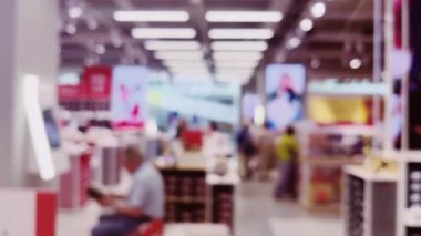 Moda, perakende ve mağaza. Lüks alışveriş merkezindeki ayakkabı mağazasının iç görünüşü bulanık. Yüksek kalite 4k görüntü