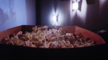 Sinema ve eğlence, sinema salonunda patlamış mısır kutusu TV şovu, yayın ve film endüstrisi üretimi için. Yüksek kalite 4k görüntü