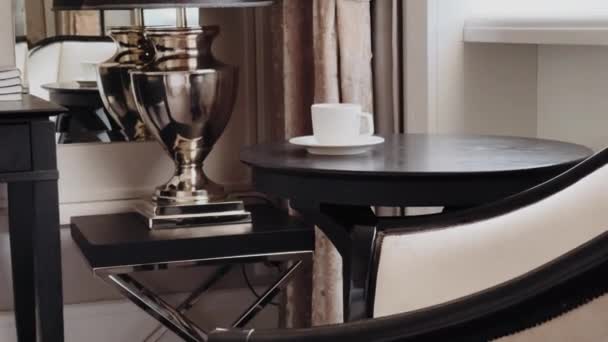 室内装饰和室内设计 豪华灯具和咖啡桌 典雅古典风格的房间 家具和装饰细节 — 图库视频影像
