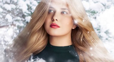 Kış güzelliği, Noel zamanı ve mutlu tatiller, uzun saç stili ve karlı ormanda doğal makyajlı güzel bir kadın, kar yağan kar tasarımı kostüm, yeni yıl ve tatil yaşam tarzı portresi