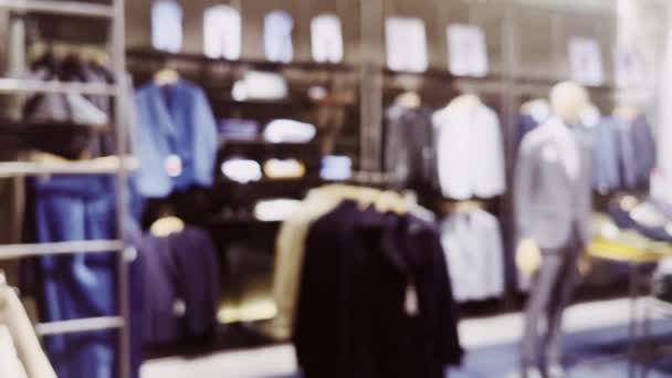 ファッション ショップ 背景として高級ショッピングモール内のアパレル衣料品店のぼやけたインテリアビューを集中 高品質4K映像 — ストック動画
