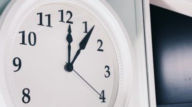 Ev dekorasyonu ve iç tasarım, şık duvar saati, mobilya ve dekorasyon ayrıntıları