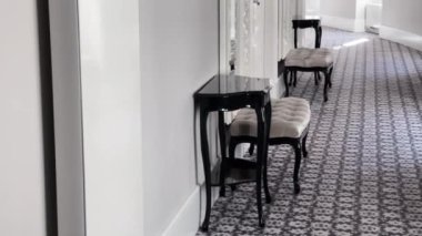 Ev dekorasyonu ve iç tasarım, lüks butik oteldeki zarif salon, mobilya ve dekorasyon ayrıntıları.