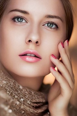 Güzellik, makyaj ve cazibe, manikür ve pembe rujlu güzel bir kadının yüz portresi lüks kozmetik, tarz ve moda için altın rengi giyinmiş.