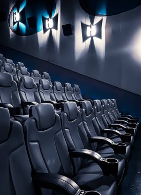 Sinema ve eğlence, televizyon şovu için boş karanlık sinema koltukları ve film endüstrisi markalaşması.
