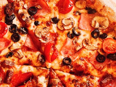 Pizzacıda pizza kapriciosa, yiyecek arka planı yakın plan.