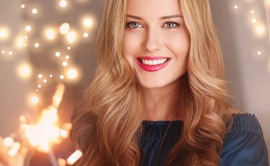 Tatil büyüsü, Noel ve yeni yıl kutlaması, maytaplı mutlu kadın, portre