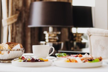 Lüks otel ve beş yıldızlı oda servisi, çeşitli yemek tabakları, ekmek ve kahve seyahat ve konukseverlik markası olarak oda kahvaltısı.