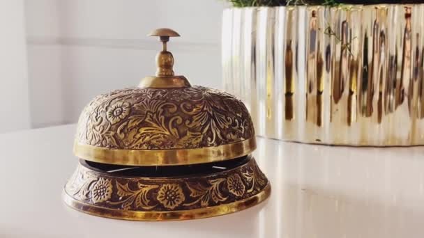 Luksusowy Hotel Pięciogwiazdkowy Room Service Złoty Vintage Recepcji Dzwonek Dla — Wideo stockowe