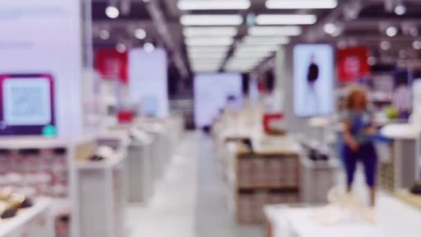 Moda Perakende Mağaza Lüks Alışveriş Merkezindeki Ayakkabı Mağazasının Görünüşü Bulanık — Stok video