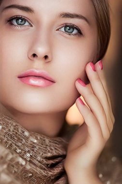 Güzellik, makyaj ve cazibe, manikür ve pembe rujlu güzel bir kadının yüz portresi lüks kozmetik, tarz ve moda için altın rengi giyinmiş.