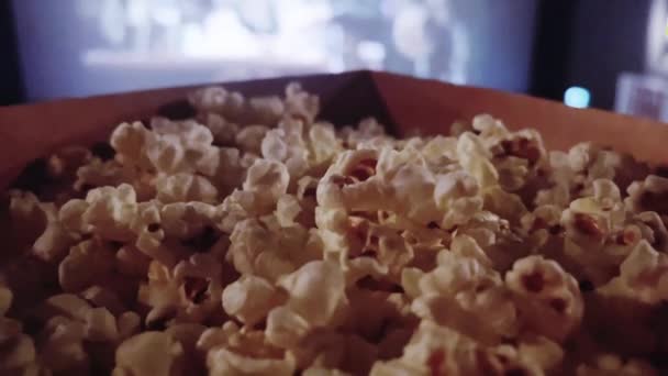 Sinema Eğlence Sinema Salonunda Patlamış Mısır Kutusu Şovu Yayın Film — Stok video
