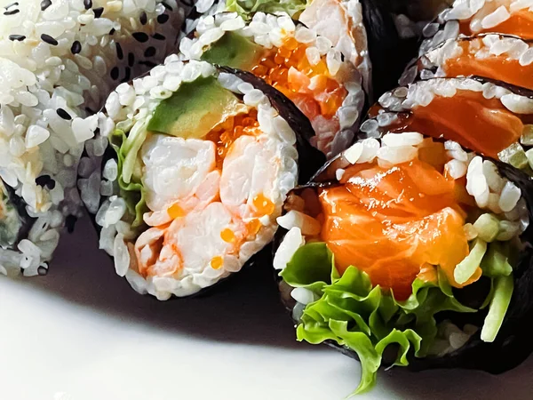 食事と食事 レストランでの日本の寿司 ランチやディナーの食事としてのアジア料理 おいしいレシピのアイデア — ストック写真