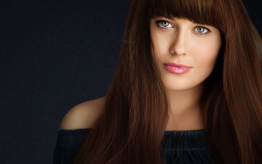 Güzellik, makyaj ve cilt bakımı, siyah arka planda uzun saçlı güzel bir kadının yüz portresi lüks kozmetik ürünleri, sağlık ve cazibe modası.