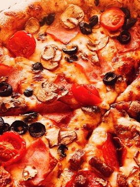 Pizzacıda pizza kapriciosa, yiyecek arka planı yakın plan.