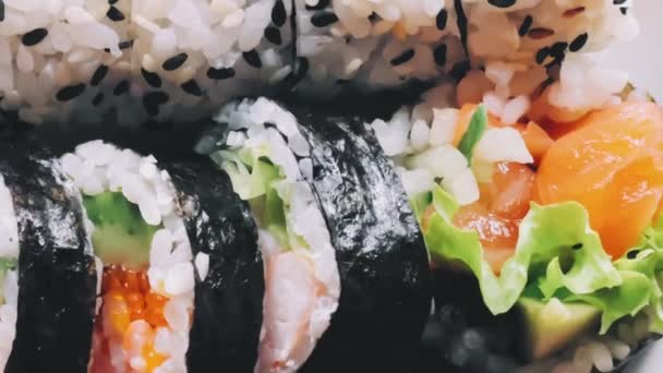 食事と食事 レストランでの日本の寿司 ランチやディナーの食事としてのアジア料理 おいしいレシピのアイデア — ストック動画