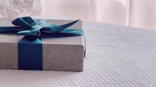Holiday Present Luxury Online Shopping Delivery Wrapped Linen Gift Box — Vídeos de Stock