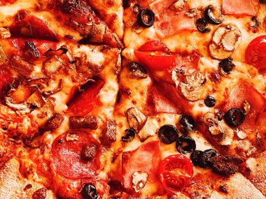 Pizzacıda pizza kapriciosa, yiyecek arka planı yakın plan.