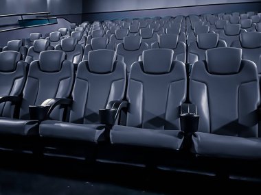 Sinema ve eğlence, televizyon şovu için boş karanlık sinema koltukları ve film endüstrisi markalaşması.