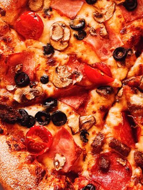 Pizzacıda pizza kapriciosa, yiyecek arka planı yakın plan.