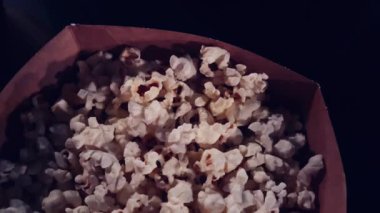 Sinema ve eğlence, sinema salonunda patlamış mısır kutusu TV şovu, yayın ve film endüstrisi üretimi için. Yüksek kalite 4k görüntü