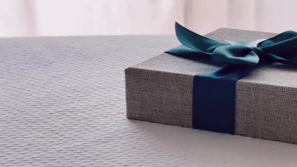 Holiday Present Luxury Online Shopping Delivery Wrapped Linen Gift Box — Vídeo de stock