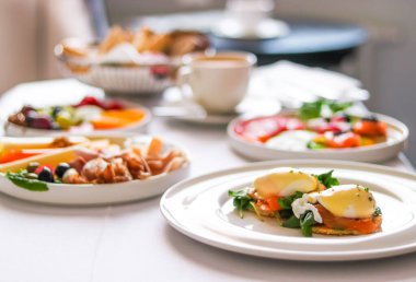 Lüks otel ve beş yıldızlı oda servisi, çeşitli yemek tabakları, ekmek ve kahve seyahat ve konukseverlik markası olarak oda kahvaltısı.