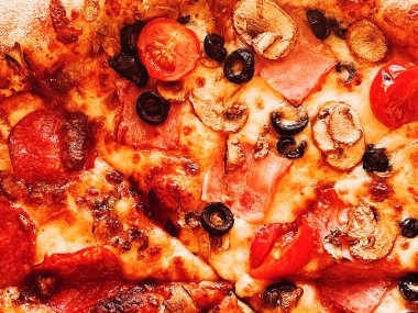 Pizzacıda pizza kapriciosa, yiyecek arka planı yakın plan.