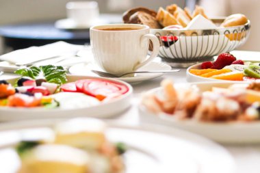 Lüks otel ve beş yıldızlı oda servisi, çeşitli yemek tabakları, ekmek ve kahve seyahat ve konukseverlik markası olarak oda kahvaltısı.