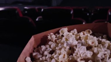 Sinema ve eğlence, sinema salonunda patlamış mısır kutusu TV şovu, yayın ve film endüstrisi üretimi için. Yüksek kalite 4k görüntü