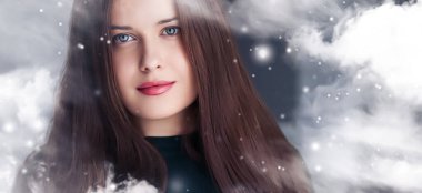 Kış güzeli, Noel zamanı ve mutlu tatiller, uzun saç stili ve donmuş pencerenin arkasında doğal makyajlı güzel bir kadın, kar yağan kar tasarımı Noel, yeni yıl ve tatil tarzı bir portre