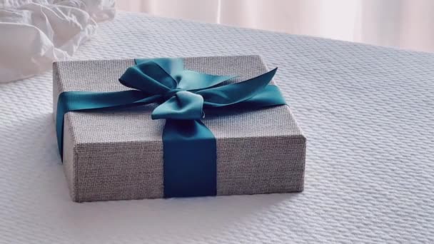 Holiday Present Luxury Online Shopping Delivery Wrapped Linen Gift Box — Stockvideo