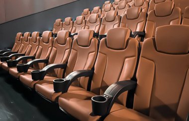 Sinema ve eğlence, TV şovu için boş kahverengi sinema koltukları ve film endüstrisi markalaşması