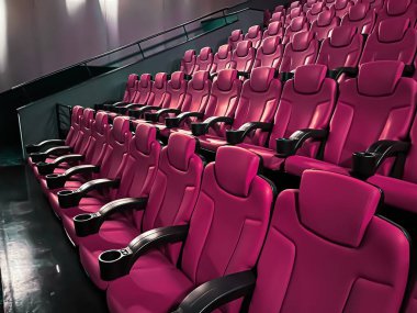 Sinema ve eğlence, televizyon şovu için boş pembe sinema koltukları ve film endüstrisi markalaşması