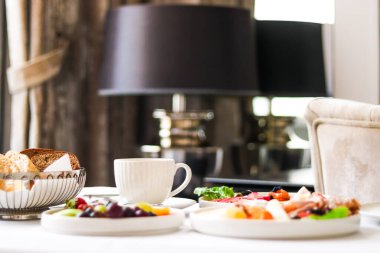 Lüks otel ve beş yıldızlı oda servisi, çeşitli yemek tabakları, ekmek ve kahve seyahat ve konukseverlik markası olarak oda kahvaltısı.