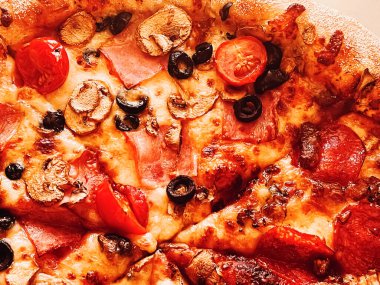 Pizzacıda pizza kapriciosa, yiyecek arka planı yakın plan.