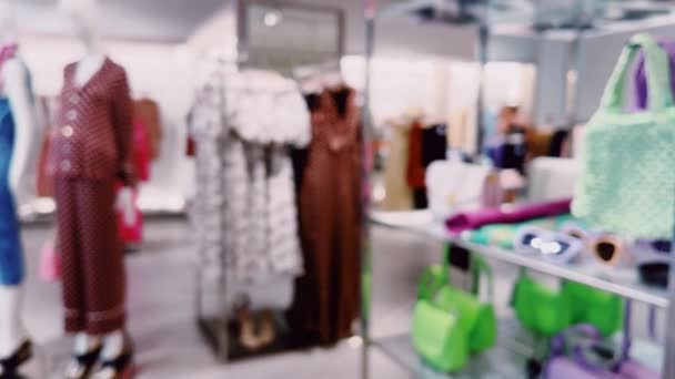 Mode Einzelhandel Und Geschäft Verschwommene Innenansicht Eines Bekleidungsgeschäfts Einem Luxus — Stockvideo