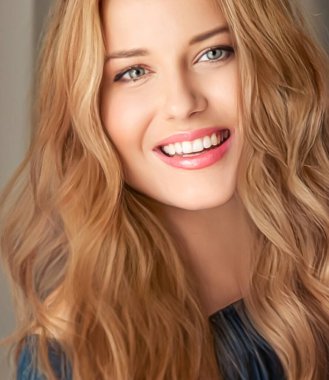 Güzellik ve kadınlık, uzun sarı saçlı güzel bir kadın gülümsüyor, doğal bir portre.