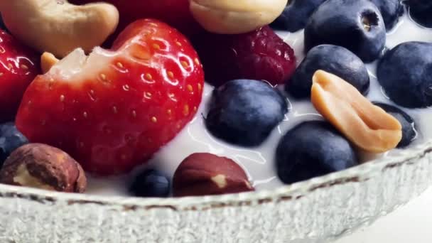 Egészséges Reggeli Bio Ételek Eper Málna Áfonya Mogyoró Laktózmentes Joghurttal — Stock videók