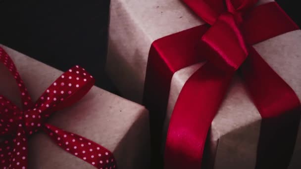 Karácsonyi Ajándékok Hagyományos Ünnepi Ajándékok Klasszikus Karácsonyi Ajándékdobozok Fából Készült — Stock videók