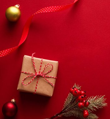 Noel hediyeleri, boks günü ve geleneksel bayram hediyeleri düz konum, kırmızı arka planda klasik Noel hediye kutuları, bayram süsleri ve düz dizayn dekorasyonları ile paketlenmiş