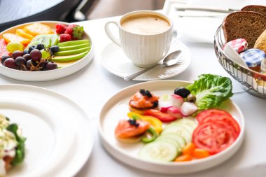 Lüks otel ve beş yıldızlı oda servisi, çeşitli yemek tabakları, ekmek ve kahve seyahat ve konukseverlik markası olarak oda kahvaltısı.