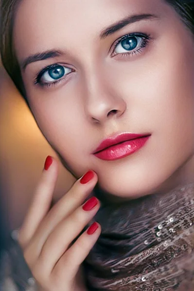 아름다움 립스틱으로 장식된 매니큐어와 립스틱으로 장식된 아름다운 여성의 — 스톡 사진