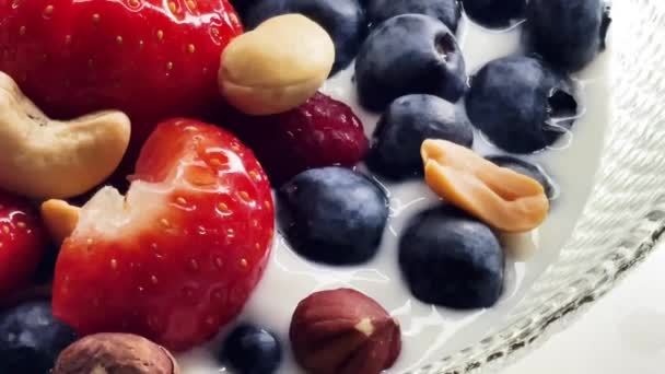 Petit Déjeuner Sain Aliments Biologiques Fraises Framboises Bleuets Cacahuètes Avec — Video